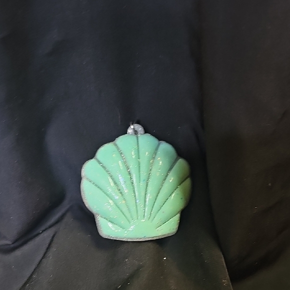 Glittery Shell Keychain - Picture 2 of 3